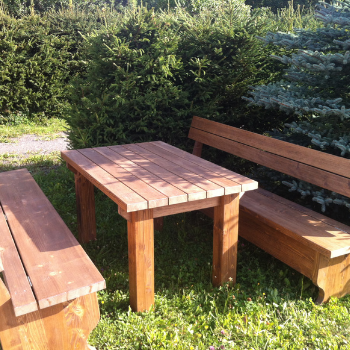 Dřevěný nábytek na zahradu, stůl a lavičky
